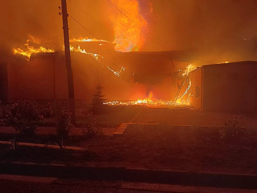 Пожежа в будівлі після ворожого обстрілу.