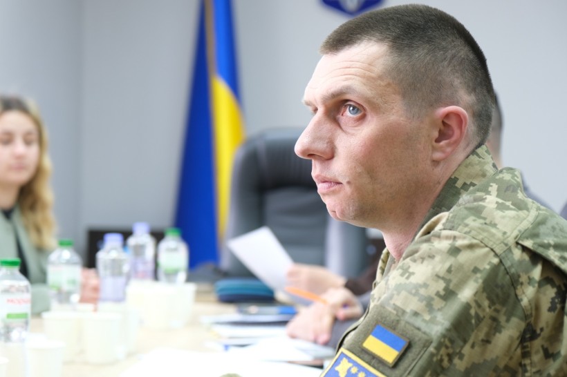 Учасник координаційної ради сидить за столом