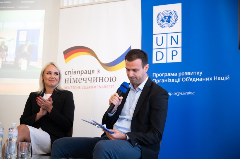 Директор Департаменту соціальної роботи Мінветеранів Наталією Гуменюк та представник UNDP під час панельної дискусії