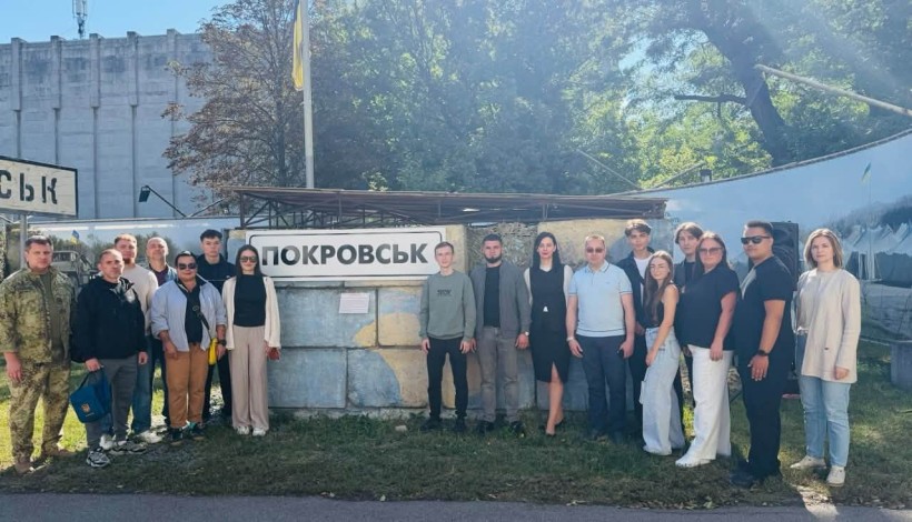 Спільне фото біля пам'ятного знаку Покровськ
