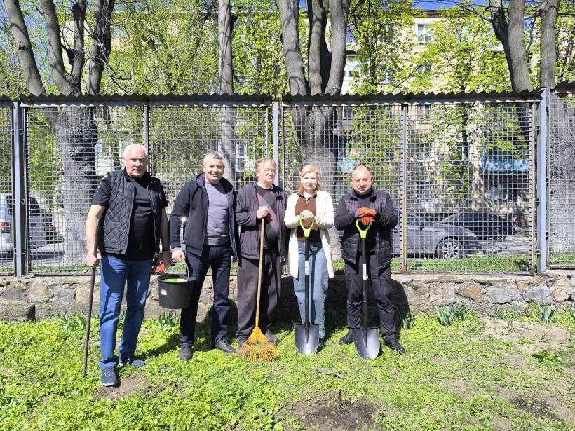 Учасники акції саджають квіти.