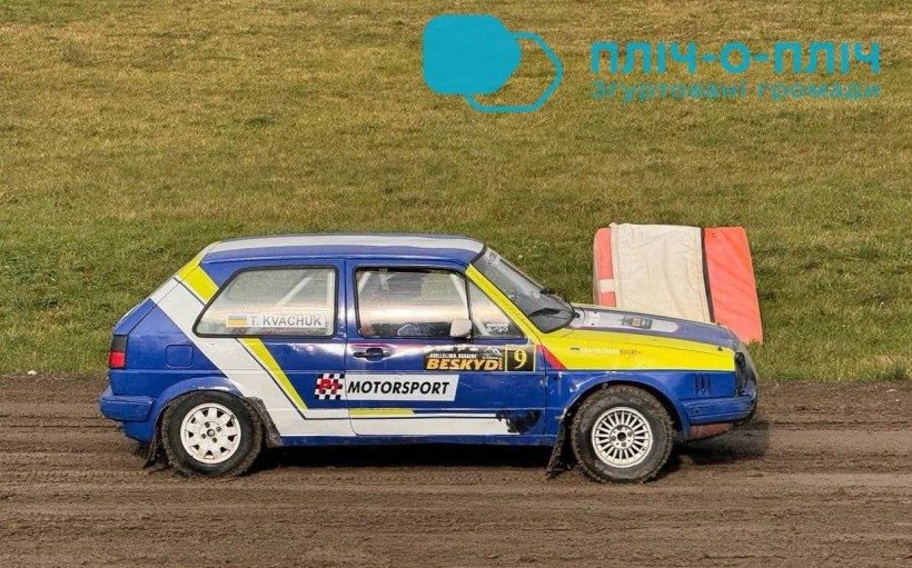 Учасник автоспідвею на стадіоні