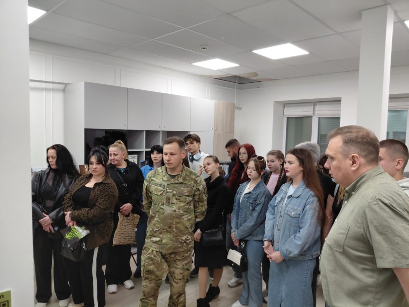 Учасники заходу оглядають фотоекспозицію «Крізь туман війни: Обличчя Часового Яру» Якова Ляшенка
