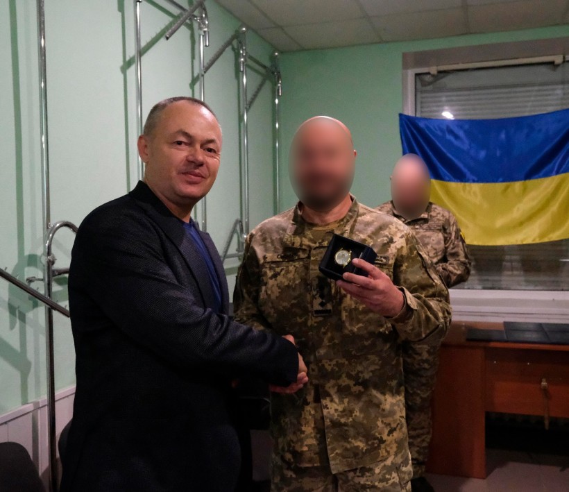Заступник голови Ігор Бойко та військовослужбовець обмінюються рукостисканням, демонструючи повагу та співпрацю