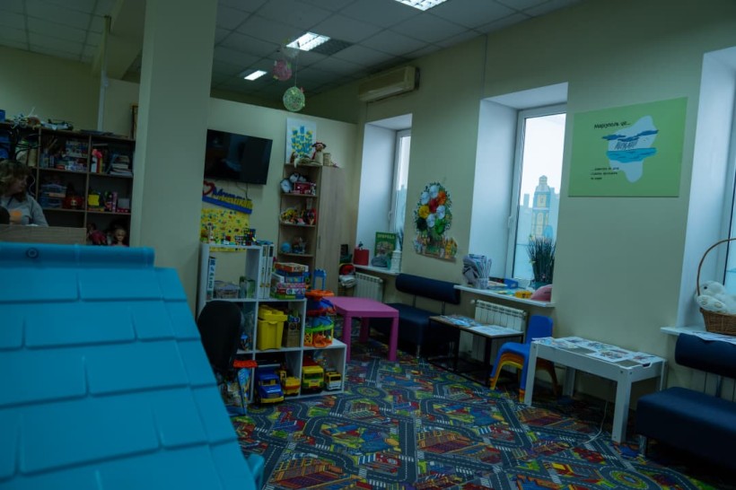Дитяча кімната у гуманітарному хабі.