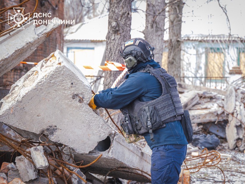 Фахівець піротехнічного підрозділу ДСНС оглядає можливе небезпечне місце.
