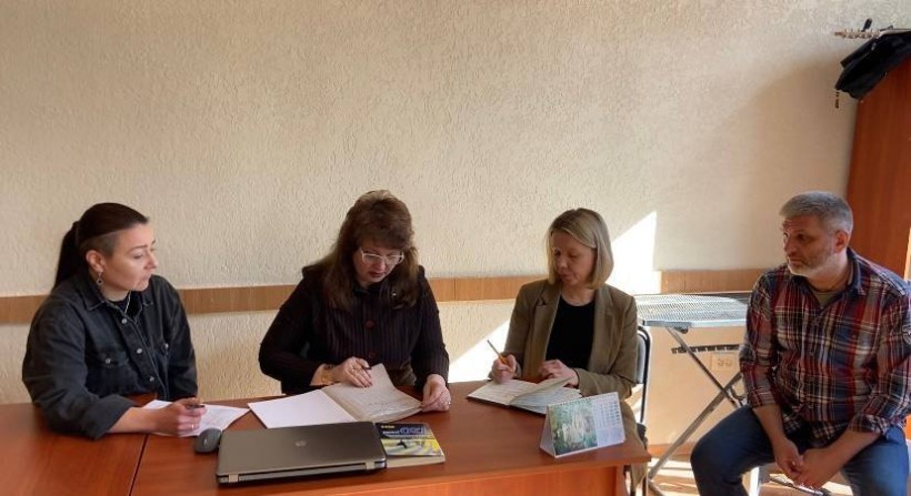 Члени журі розглядають документи учасників конкурсу