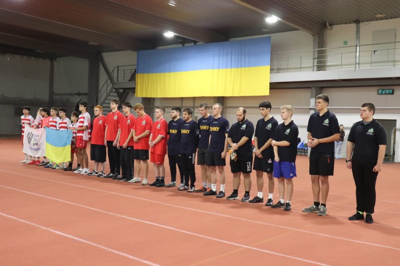 Шикування команд-учасниць обласного турніру з мініфутболу пам’яті Героя України Степана Чубенка.