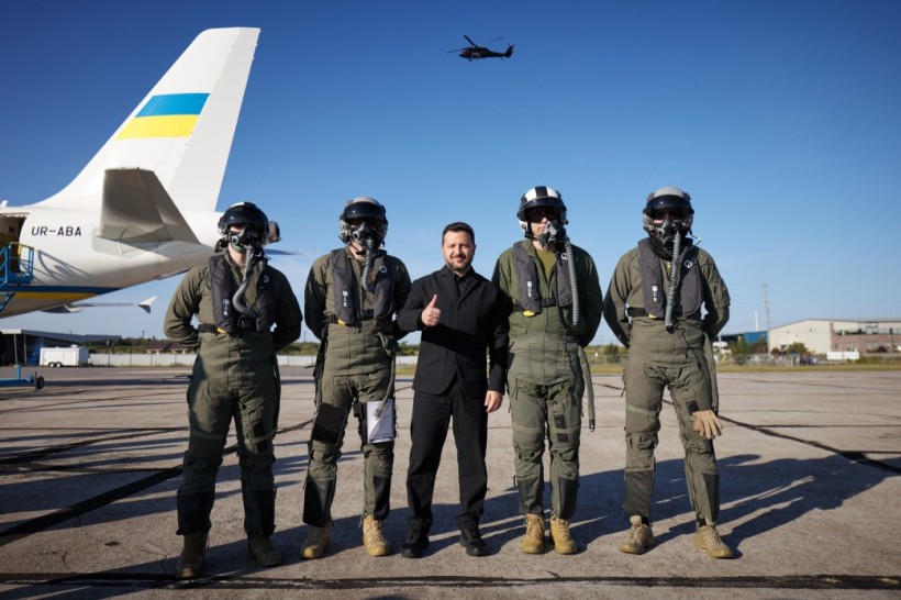 Володимир Зеленський зустрівся з українськими пілотами в Канаді