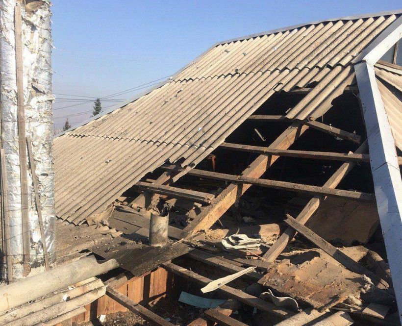Пошкоджена покрівля після ворожого обстрілу