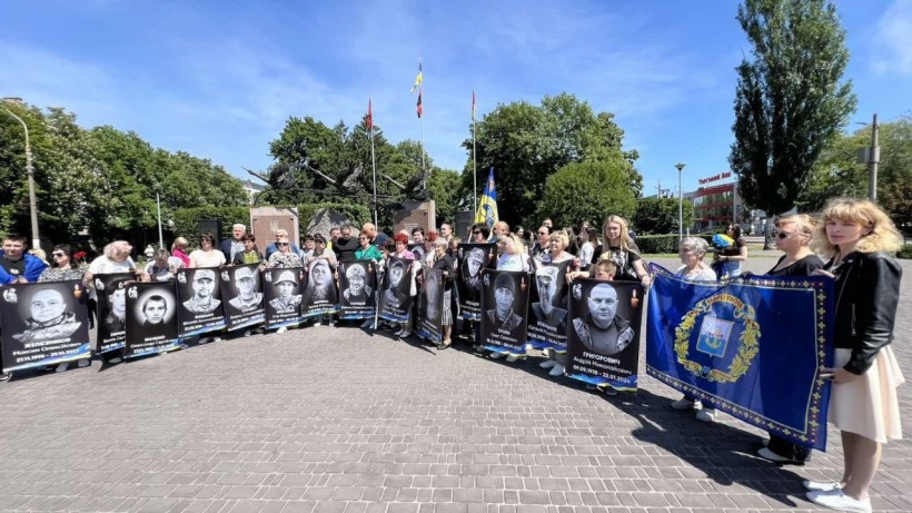 Хвилина мовчання на площі з плакатами загиблих героїв