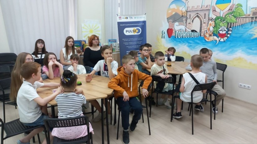 Учасники табору «ART-простір» разом з викладачами під час дозвілля