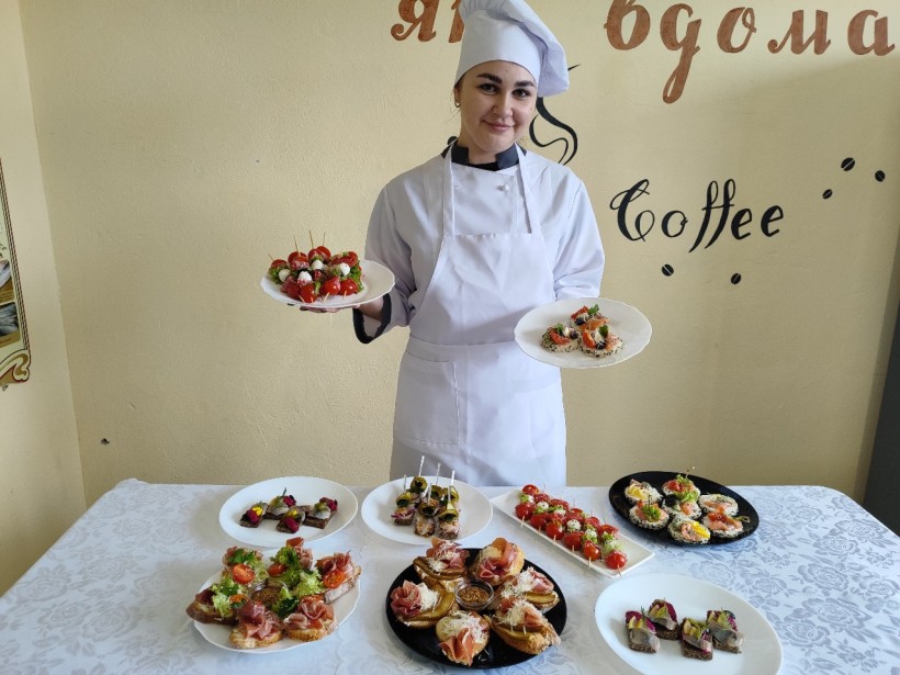 Учні Торецького професійного ліцею готують страви під час проходження виробничої практики