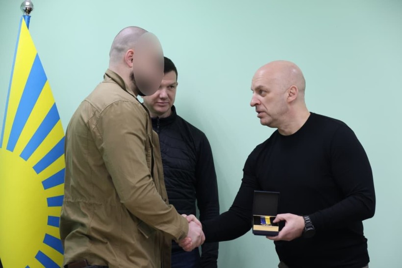 Вадим Філашкін нагороджує співробітників СБУ