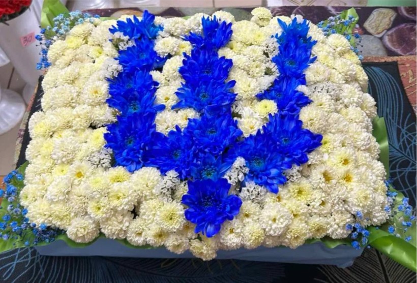 Квіткова композиція з живих квітів у формі Герба України