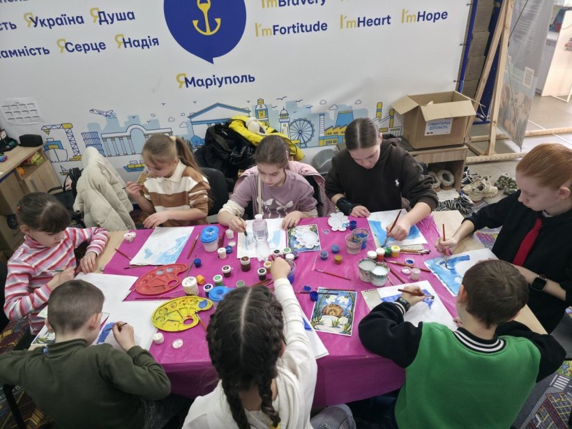 Діти під час творчого заняття гуртка образотворчого мистецтва "Берегиня" Донецького обласного палацу дитячої та юнацької творчості