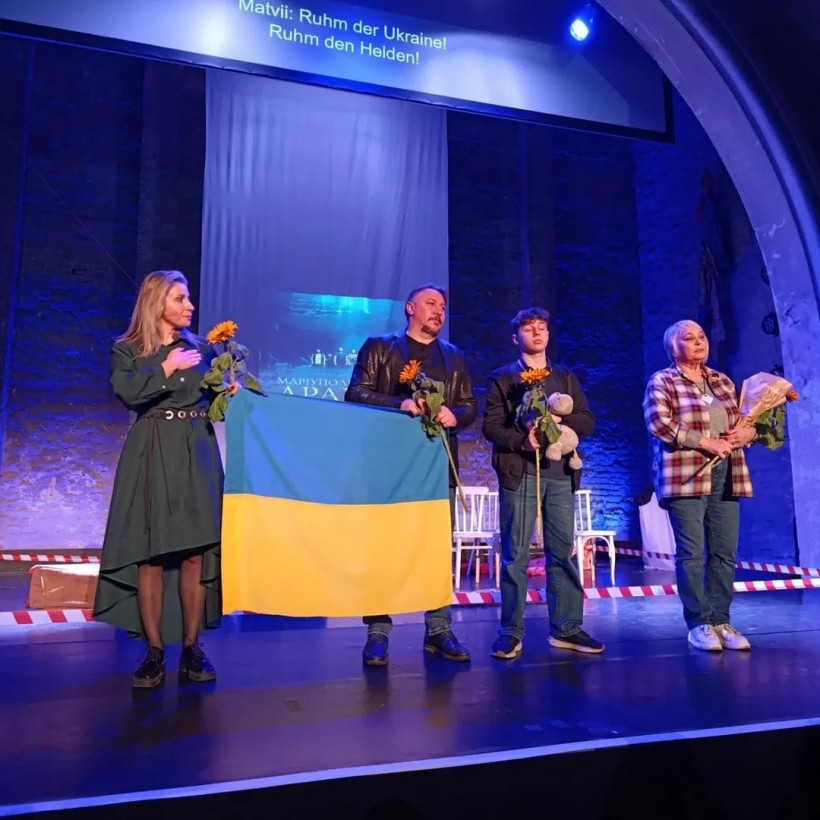 Виконавці головних ролей у виставі з квітами на сцені