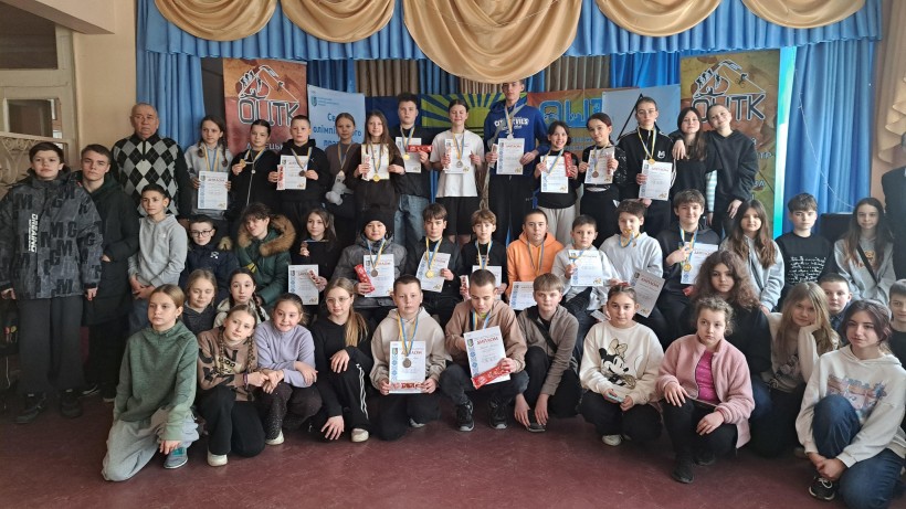 Спільне фото дітей. Діти тримають грамоти та посміхаються.