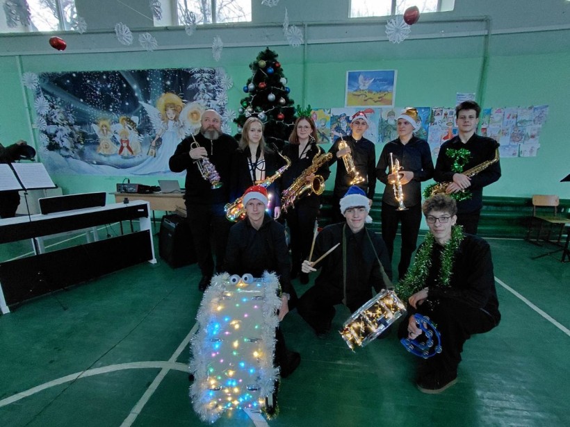 Музиканти Бахмутського коледжу з інструментами, прикрашеними до Різдва