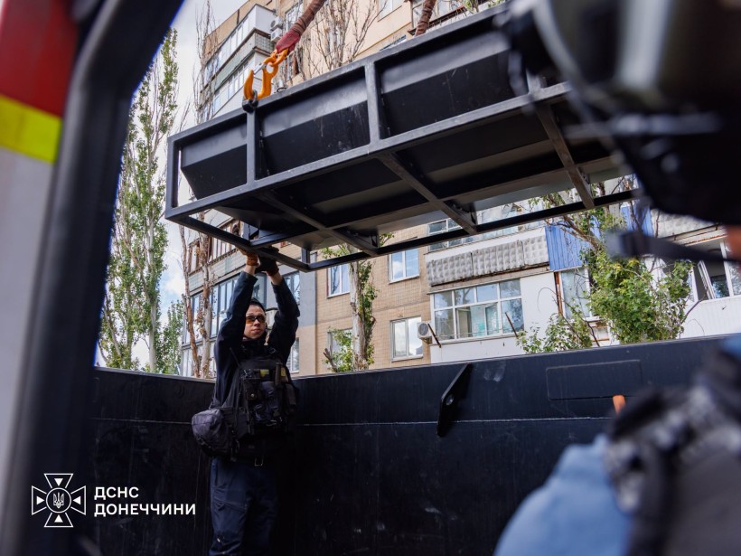 Піротехнік допмагає завантажити нерозірваний боєприпас