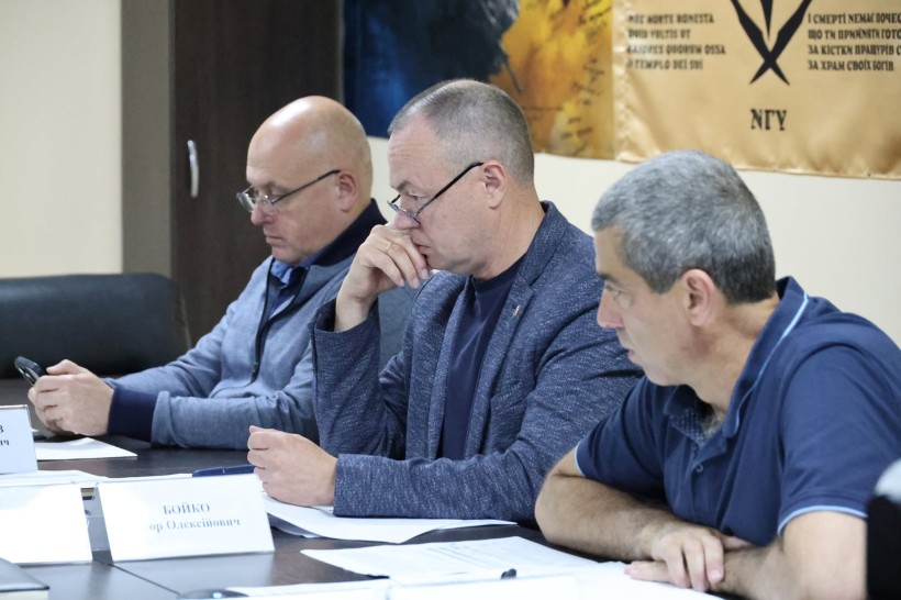 Заступники голови Донецької обласної військової адміністрації сидять на засіданні Роди оборони області.