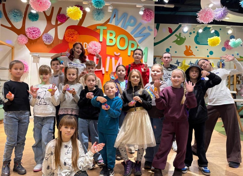 Діти на спільному фото з іграшками