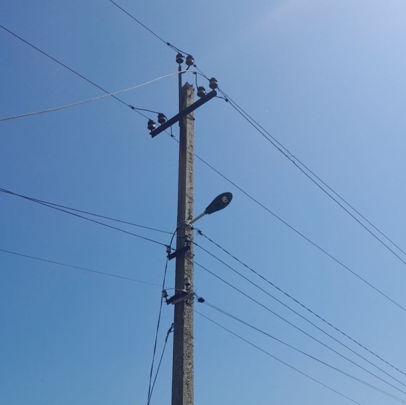 Пошкоджена електроопора після ворожого обстрілу