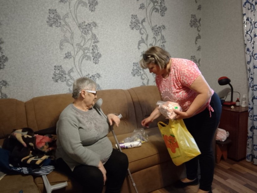 Соціальний робітник приніс ліки та продукти жінці похилого віку, яка проживає у м. Лиман (надання соціальної послуги «догляд вдома»)
