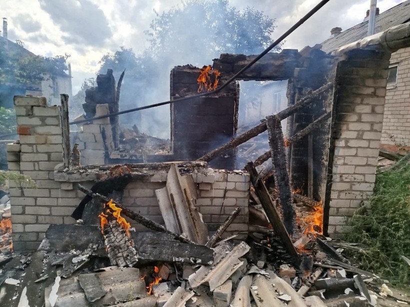 Зруйнована ворожим обстрілом будівля