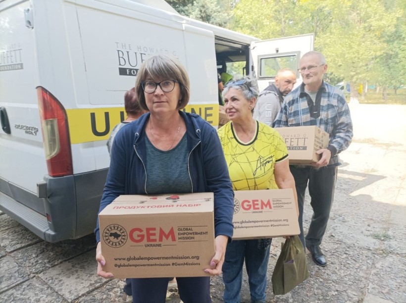 Представники Благодійної організації Благодійного фонду «GLOBAL EMPOWERMENT MISSION» GEM на постійній основі забезпечують мешканців Донеччини продуктовими наборами та питною водою, самостійно доставляючи допомогу у найвіддаленіші куточки області