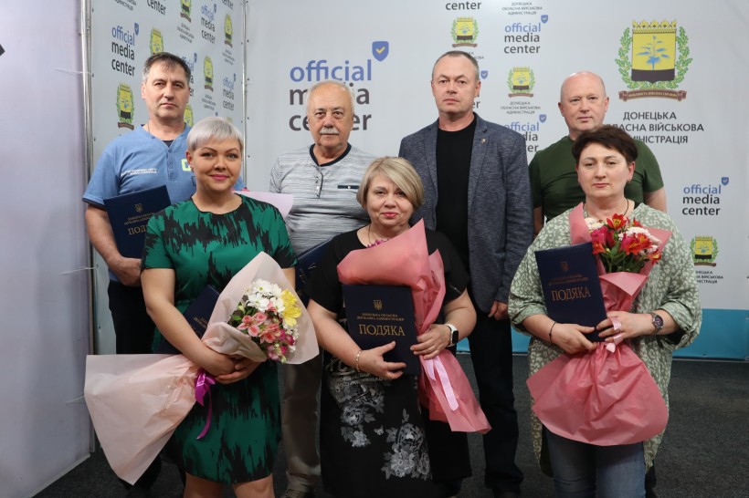 Спільне фото працівників Друкарського Дому та заступника голови. Щирі усмішки та гарний настрій.