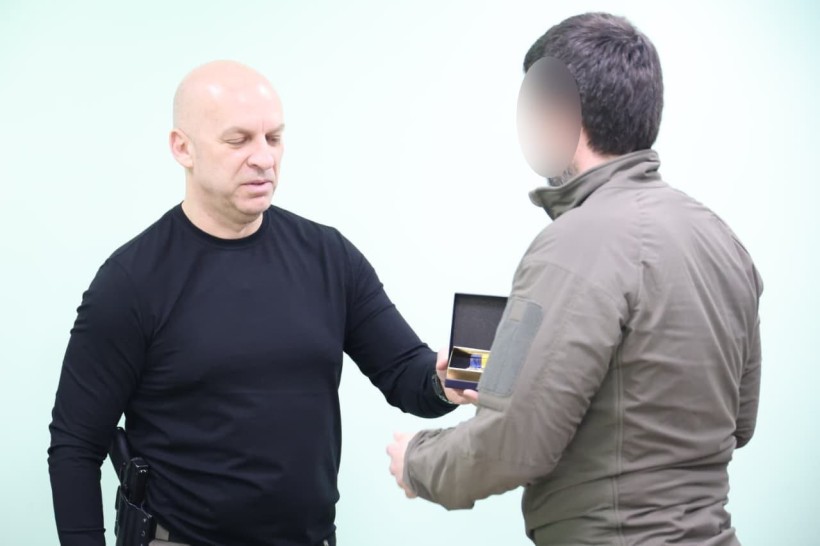 Вадим Філашкін нагороджує співробітників СБУ