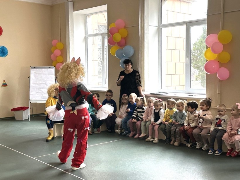 Діти виконують ігрові вправи на повторення звуків природи під час «Святкової ігротеки» на базі Покровського ОКП у місті Дніпро до Дня захисту дітей.