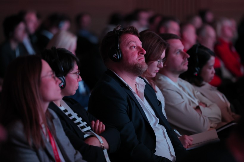 Учасники форуму сидять у залі.