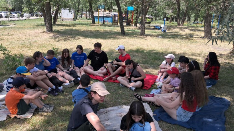Учасники екотолоки активно обговорюють завершення роботи.Діляться враженнями та веселим настроєм.
