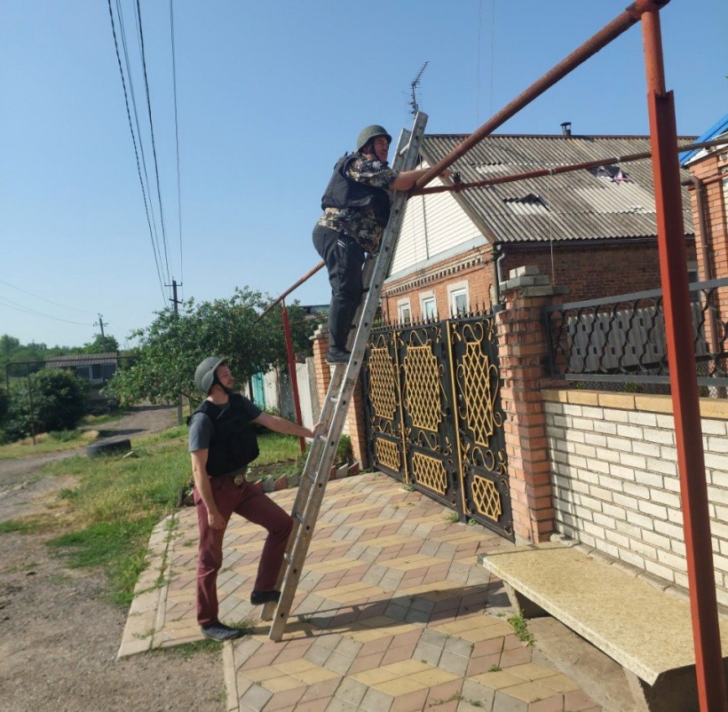 Фахівці Донецькоблгазу в бронежилетах та касках ремонтують газову трубу в селі Іллінівка
