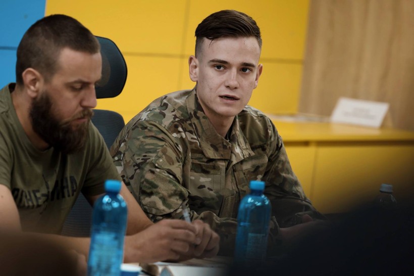 Учасники обговорення мобілізаційних процесів на Донеччині дискутують.