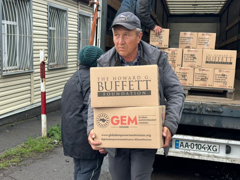 Представники Благодійної організації Благодійного фонду «GLOBAL EMPOWERMENT MISSION» GEM на постійній основі забезпечують мешканців Донеччини продуктовими наборами та питною водою, самостійно доставляючи допомогу у найвіддаленіші куточки області