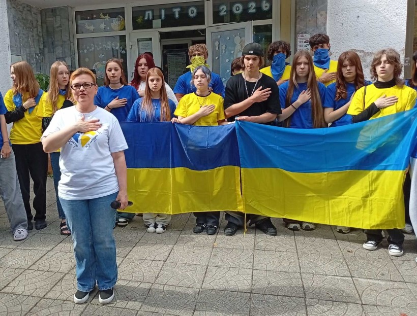 Спільне фото дітей та вихователів з прапорами України