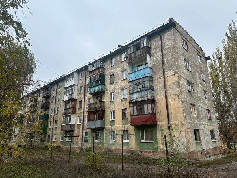 Багатоквартирний будинок, який пошкодли окупанти