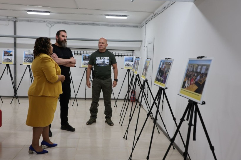 Вадим Філашкін показує Оксену Лісовому виставку фотографій