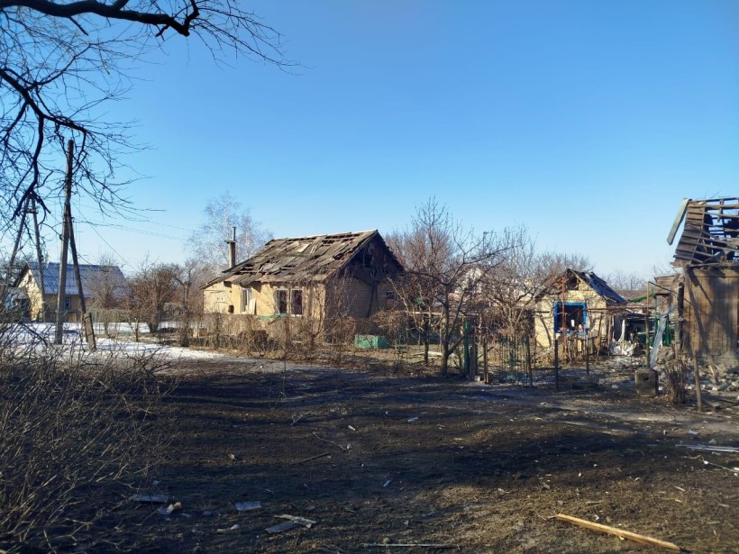 Зруйновані будинки під час ворожого обстрілу