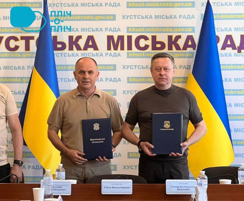Начальник Краматорської міської військової адміністрації Олександр Гончаренко та виконуючий обов’язки Хустського міського голови Василь Губаль. Тримають в руках підписані меморандуми.