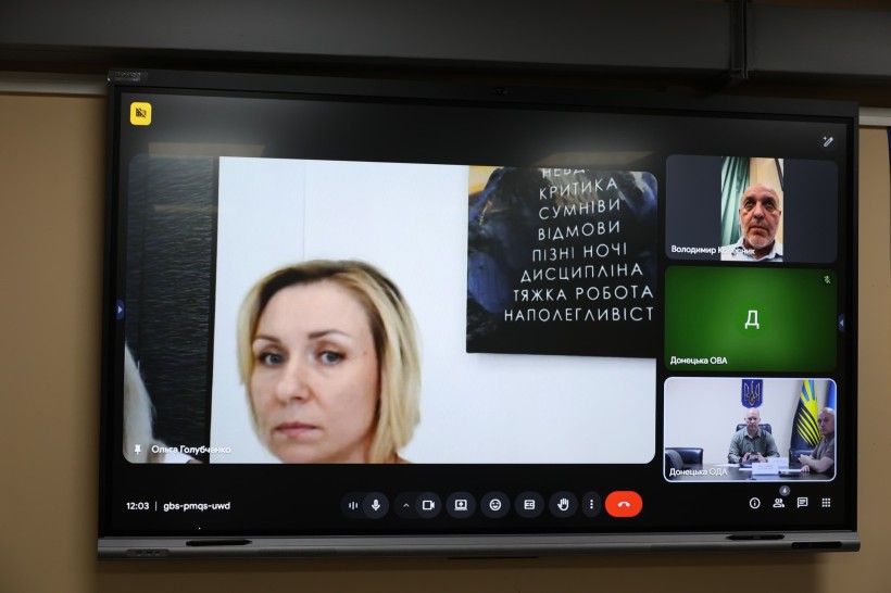 Співробітники Маріупольської лікарні та представники департамента охорони здоров'я облдержадміністрації беруть участь у онлайн нараді.