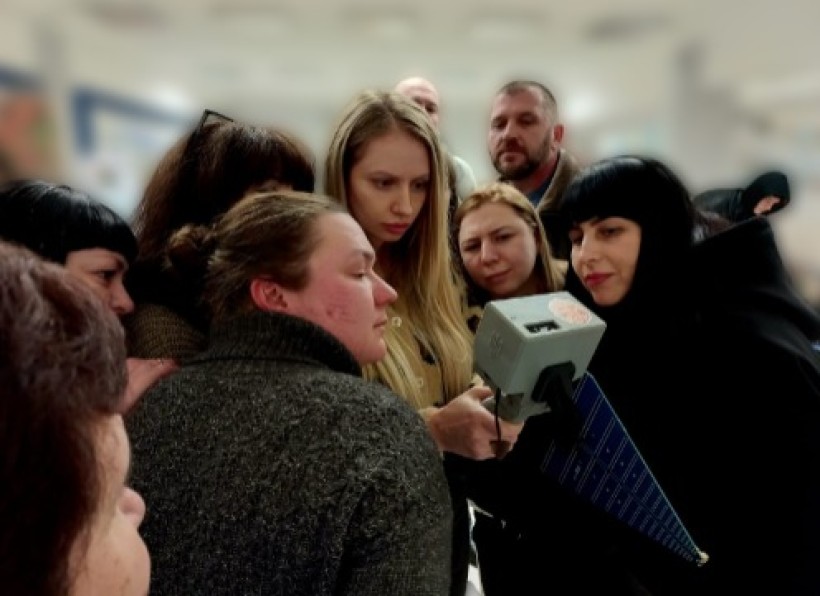 Учасники заходу виміряють випромінювання РЕБу