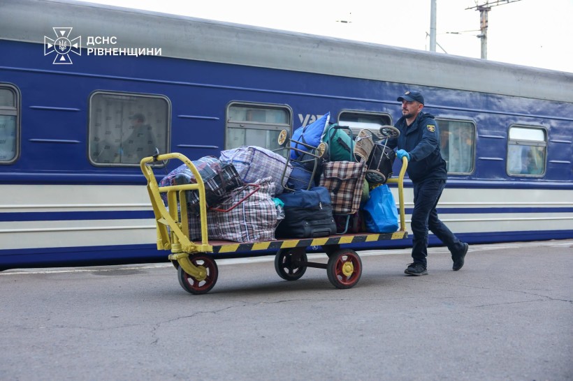 Представник ДСНС везе речі на пероні