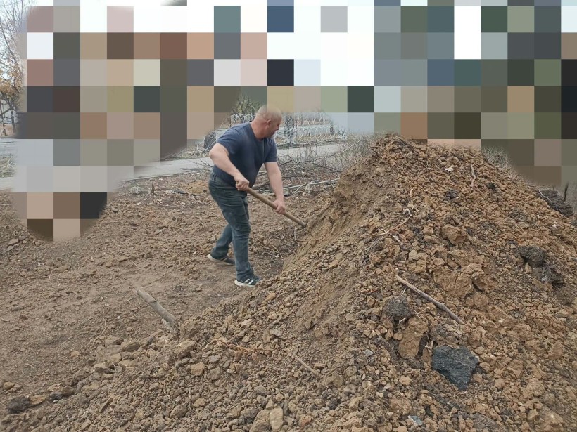 Працівник Донецькоблгазу виконує земляні роботи вручну