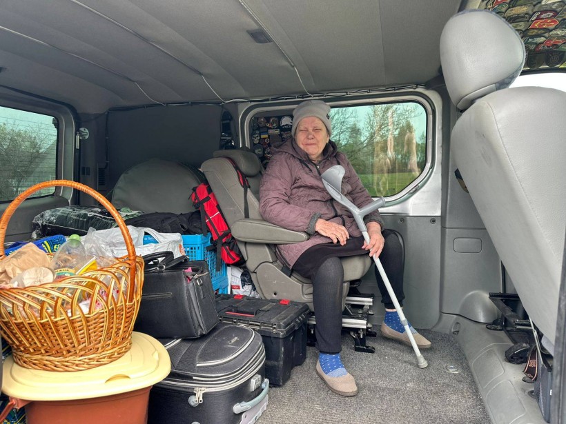Жительку Часовоярської громади перевозять до Уманського Будинку ветеранів