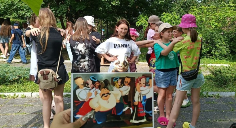 Діти відтворюють позиції персонажів мультфільму «Жив-був пес»