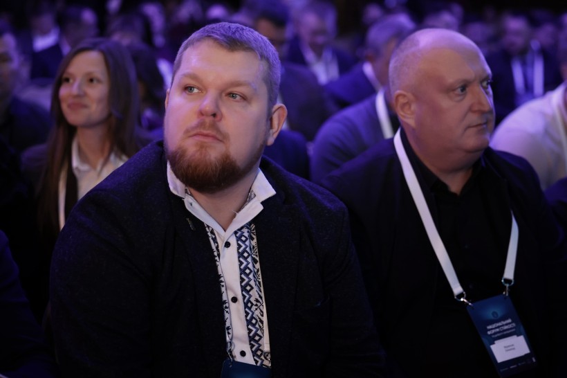 Ігор Сташкевич та Олександр Журавльов сидять у залі